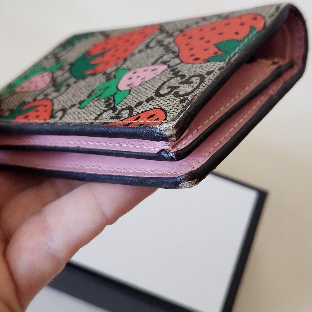 Gucci Beige GG Canvas Wallet with Red & Green Strawberry Print - Picture 13 of 13